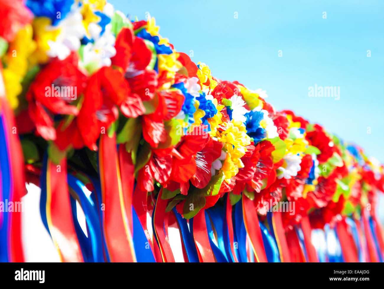 Corone di fiori colorati sul cielo blu sullo sfondo Foto Stock