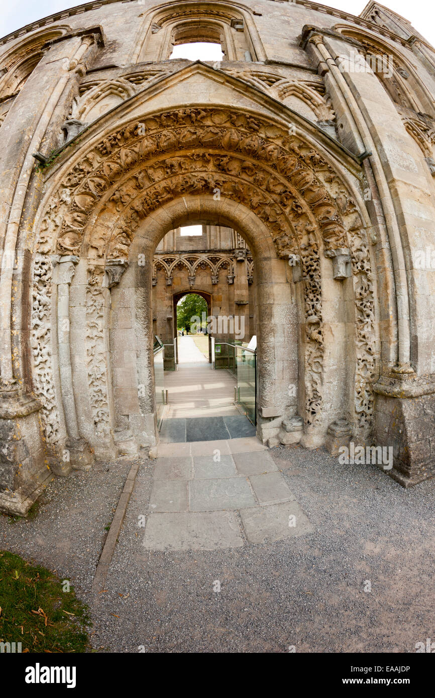 La forma arcuata Norman ingresso alla rovina la Cappella Madonna della Abbazia di Glastonbury nel Somerset Foto Stock