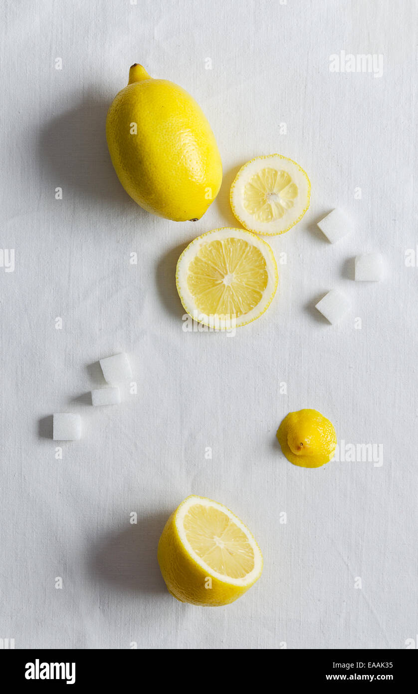 I limoni e cubetti di zucchero sopra un panno bianco. Vista aerea Foto Stock