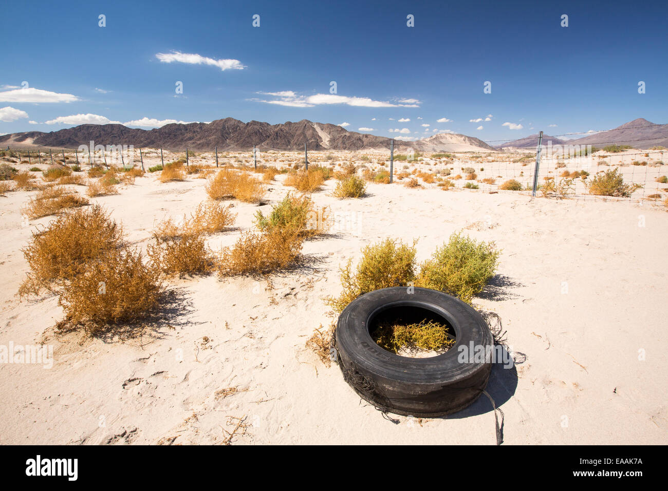 Pneumatici scartati nel deserto di Mojave in California, Stati Uniti d'America. Foto Stock