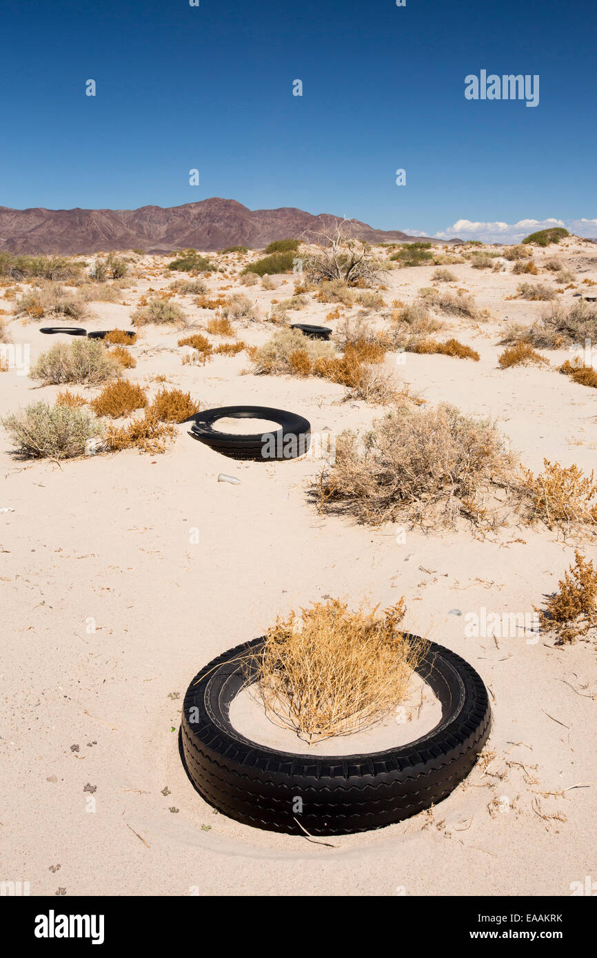 Pneumatici scartati nel deserto di Mojave in California, Stati Uniti d'America. Foto Stock