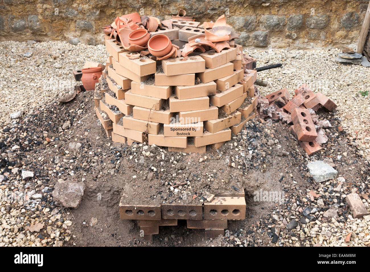 Ricostruito forno per la cottura di terracotta ciotole di terracotta e vasi  Foto stock - Alamy