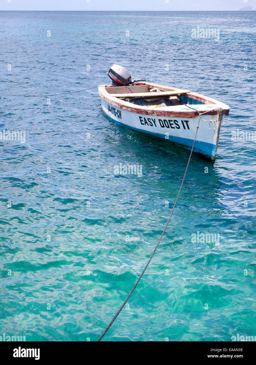 Piccola barca da pesca mored fuori dell'isola di Nevis Foto Stock