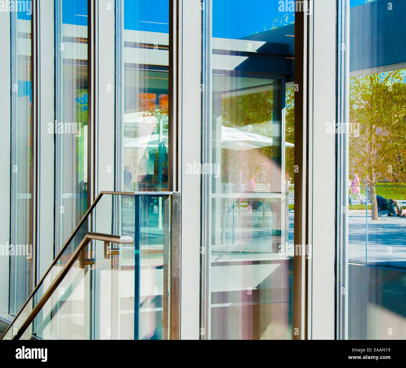 Esempio di architettura moderna in un edificio pubblico. Le pareti di vetro, metallo, guardando fuori al patio soleggiato e alberi. Foto Stock