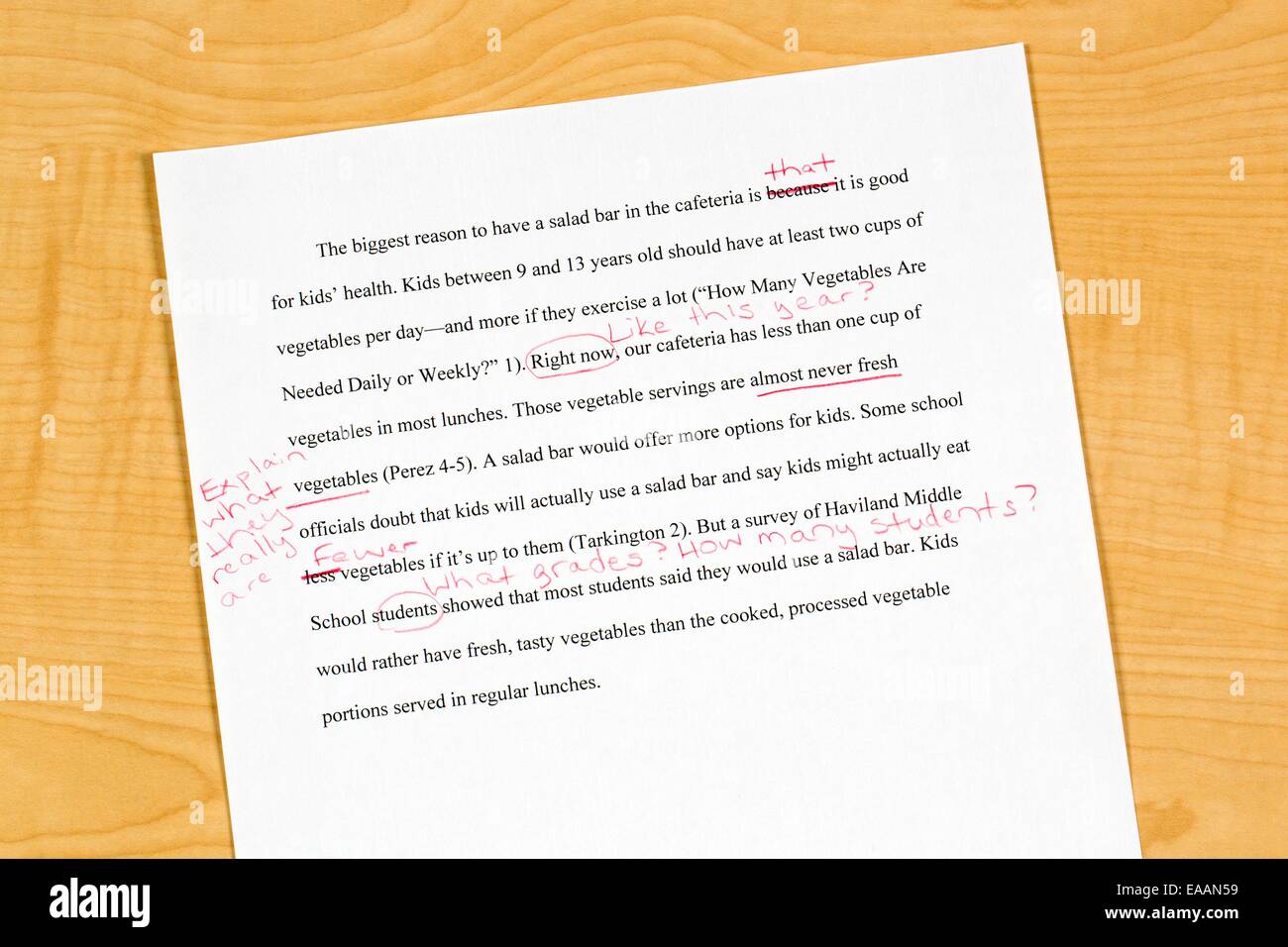 Un progetto rivisto di una scuola la ricerca di carta con osservazioni critiche e suggerimenti per il miglioramento Foto Stock