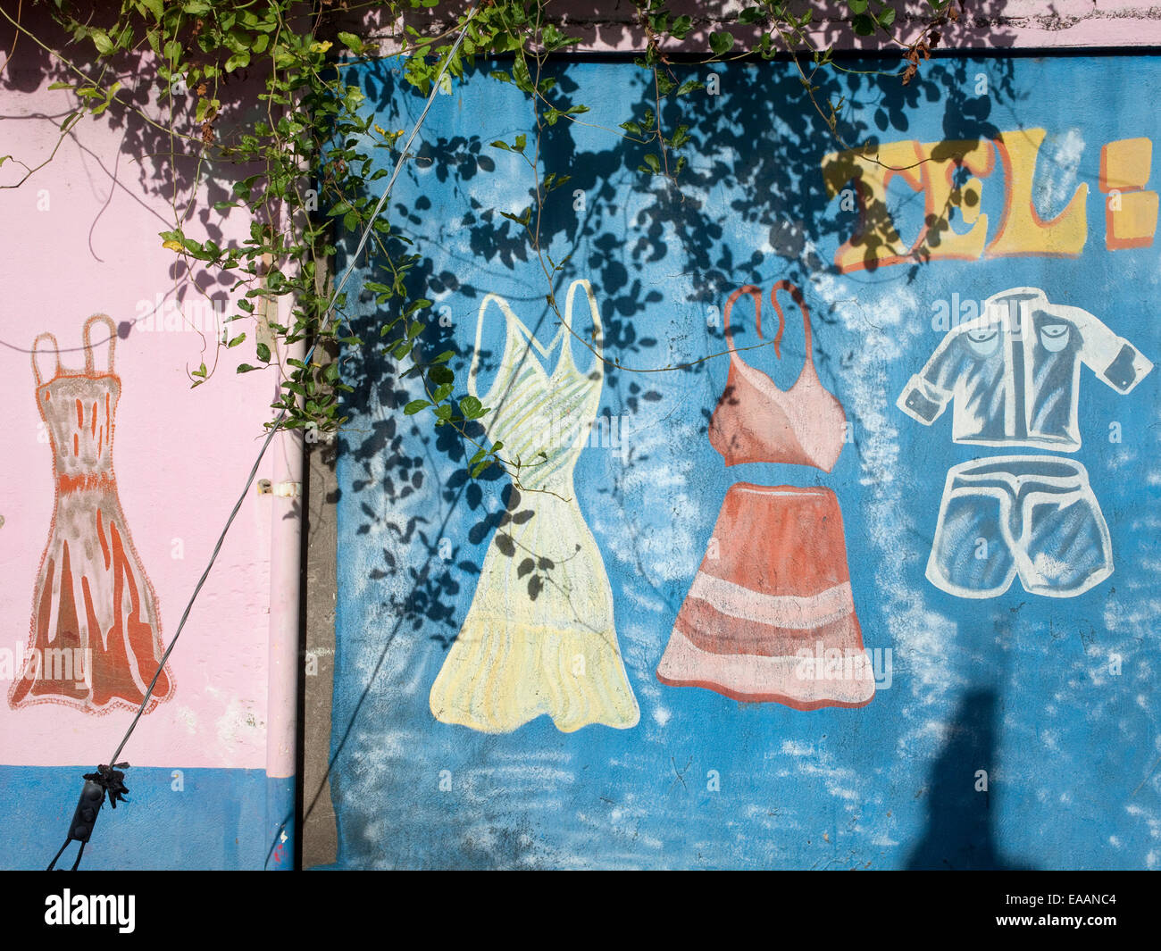 Dipinti di vestiti sulla parete del negozio di abbigliamento a Saint Kitts in Isole Vergini Foto Stock