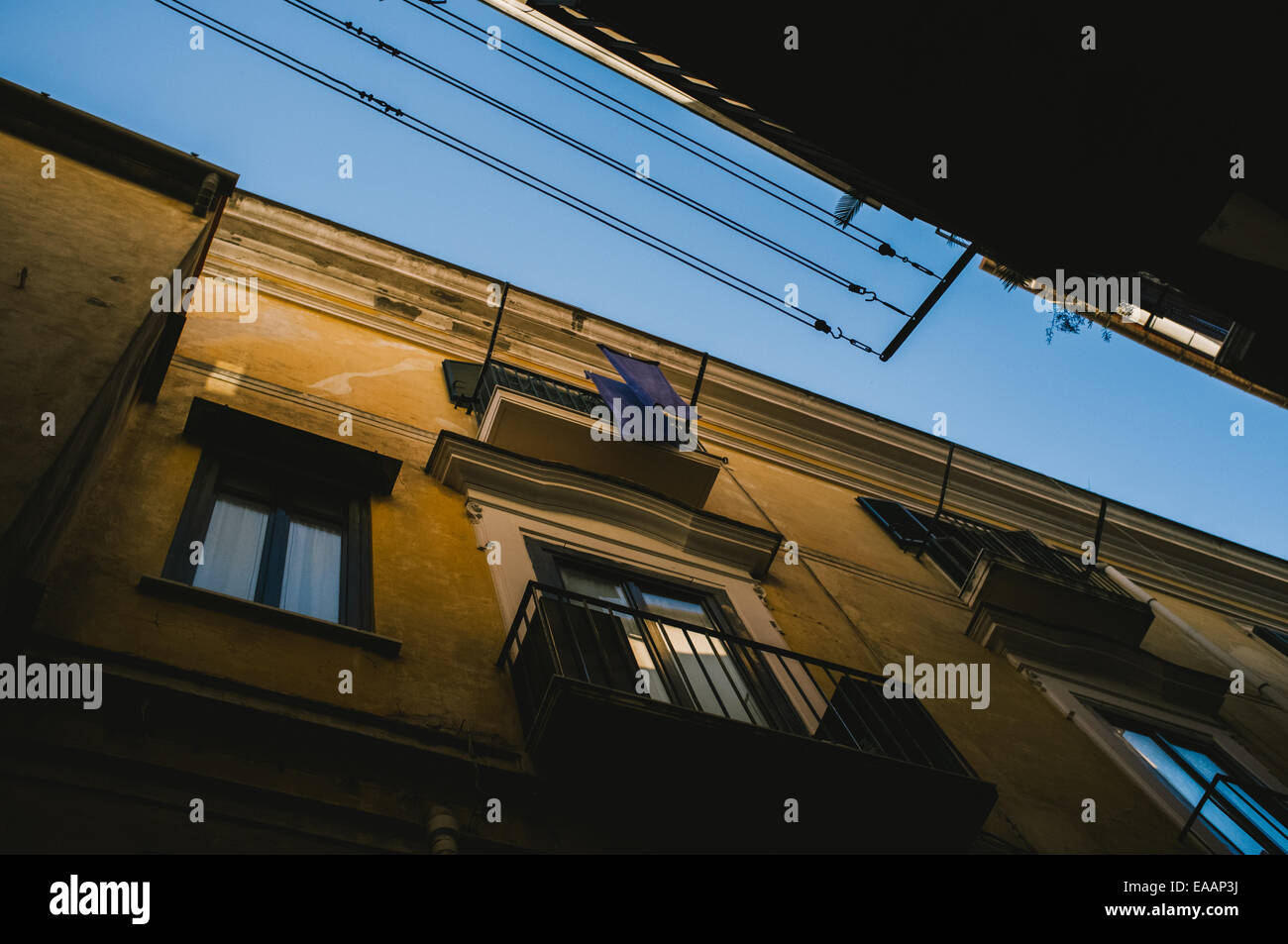 Vicolo in Sorrento, Italia con luce dorata Foto Stock