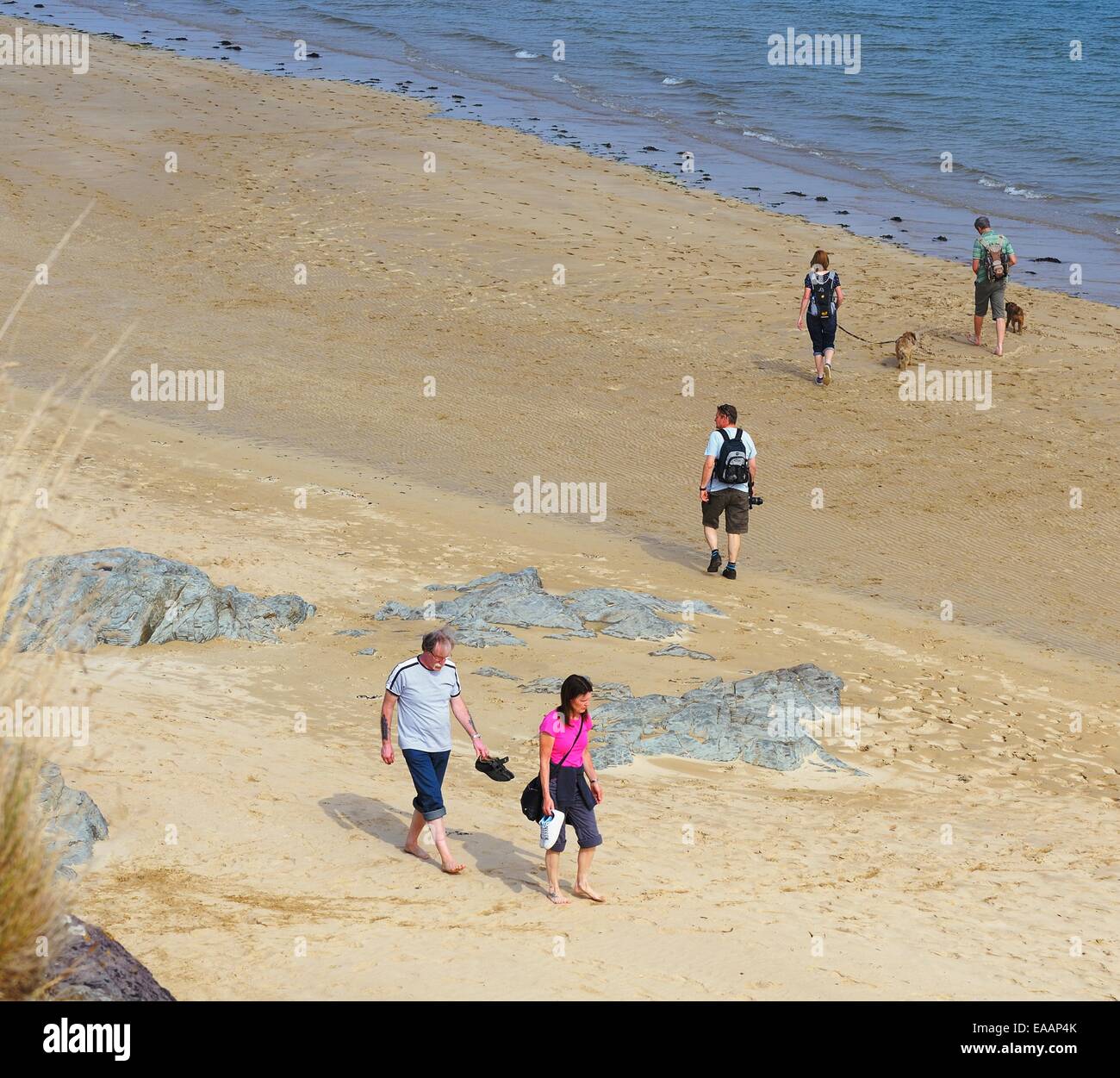 La gente sulla spiaggia nella Camel Estuary,Padstow,Cornwall,l'Inghilterra,uk Foto Stock