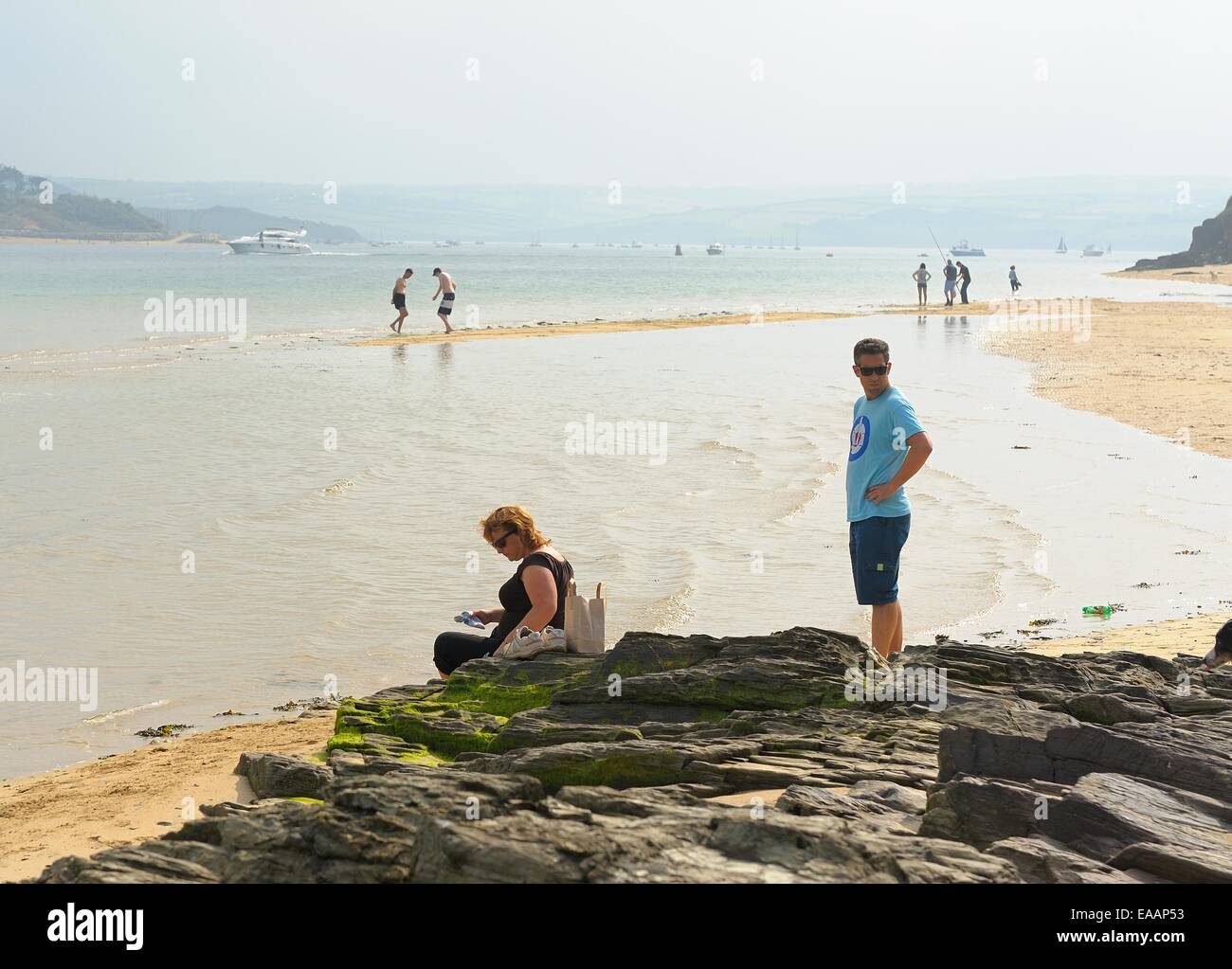 La gente sulla spiaggia nella Camel Estuary,Padstow,Cornwall,l'Inghilterra,uk Foto Stock