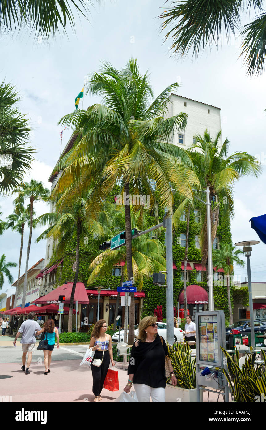 Gli amanti dello shopping a piedi lungo occupato Lincoln Road a South Beach e a Miami in Florida. Foto Stock