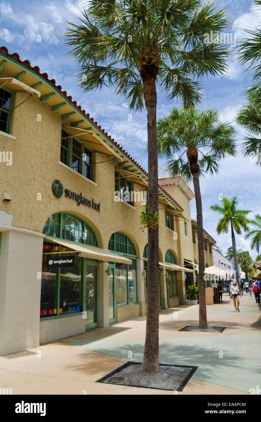 Sunglass Hut e altri negozi di Lincoln Road a South Beach e a Miami in Florida. Foto Stock