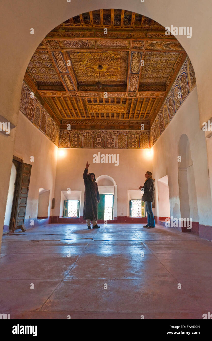 Ritratto verticale di un tour con guida turistica e all'interno il Taourirt Kasbah di Ouarzazate. Foto Stock