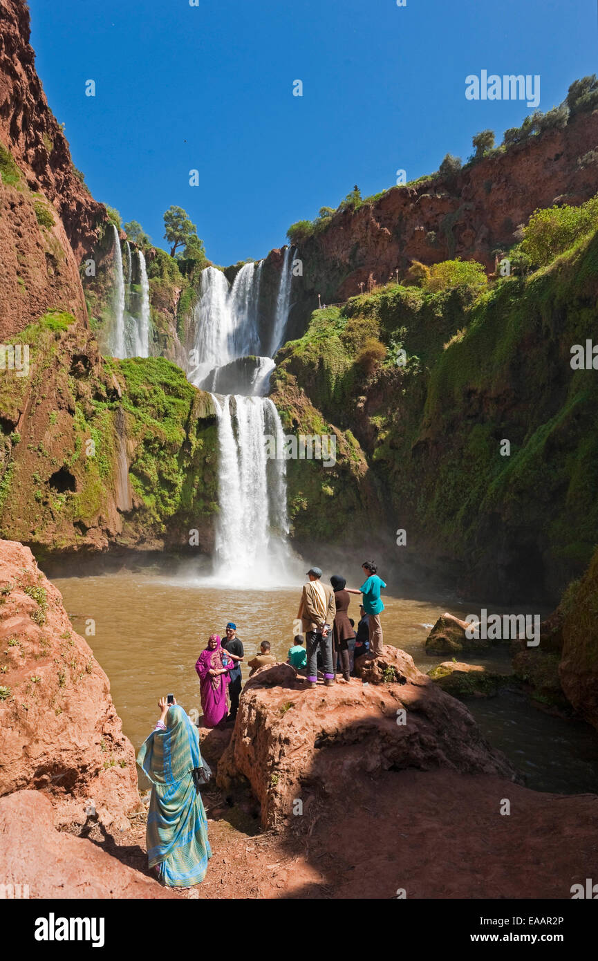 Vista verticale di una tradizionale famiglia marocchino fotografie di cascate d'Ouzoud in una giornata di sole. Foto Stock