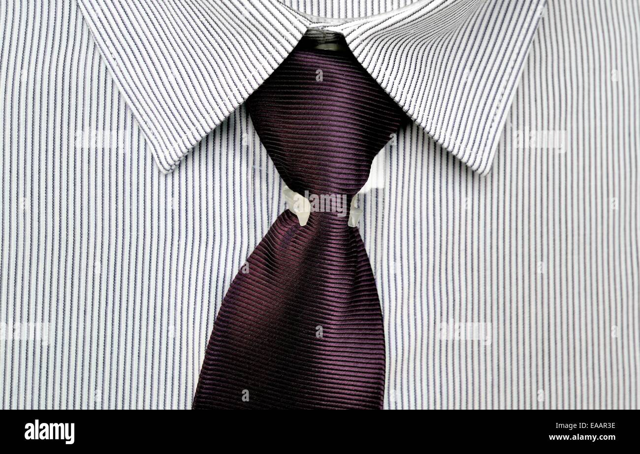 Nuovissima business camicia e cravatta con clip di confezionamento ancora in posizione Foto Stock