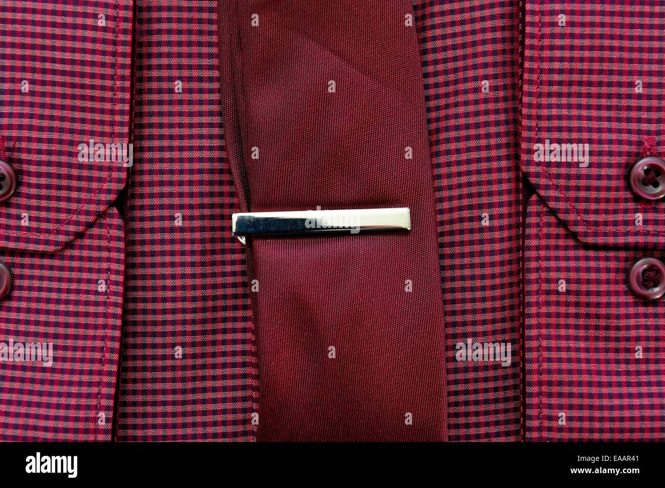 Un rosso business camicia e cravatta con una clip Foto Stock