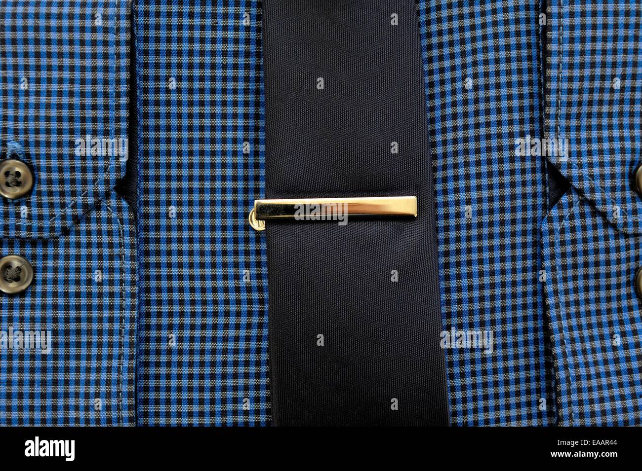 Un business blu camicia e cravatta con una clip Foto Stock