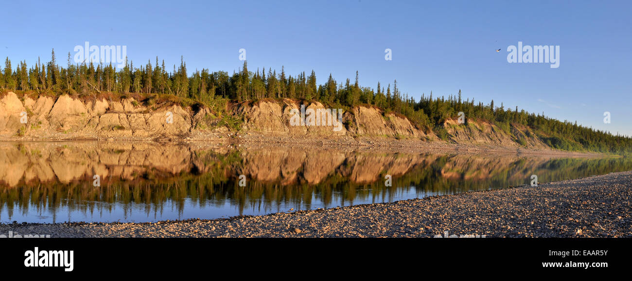 Panorama, selvaggio fiume Ural. Polar Ural, Repubblica di Komi, Russia. Foto Stock