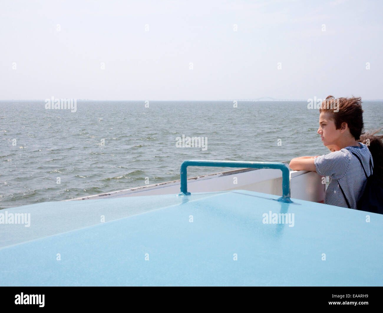 ragazzo sul traghetto Foto Stock