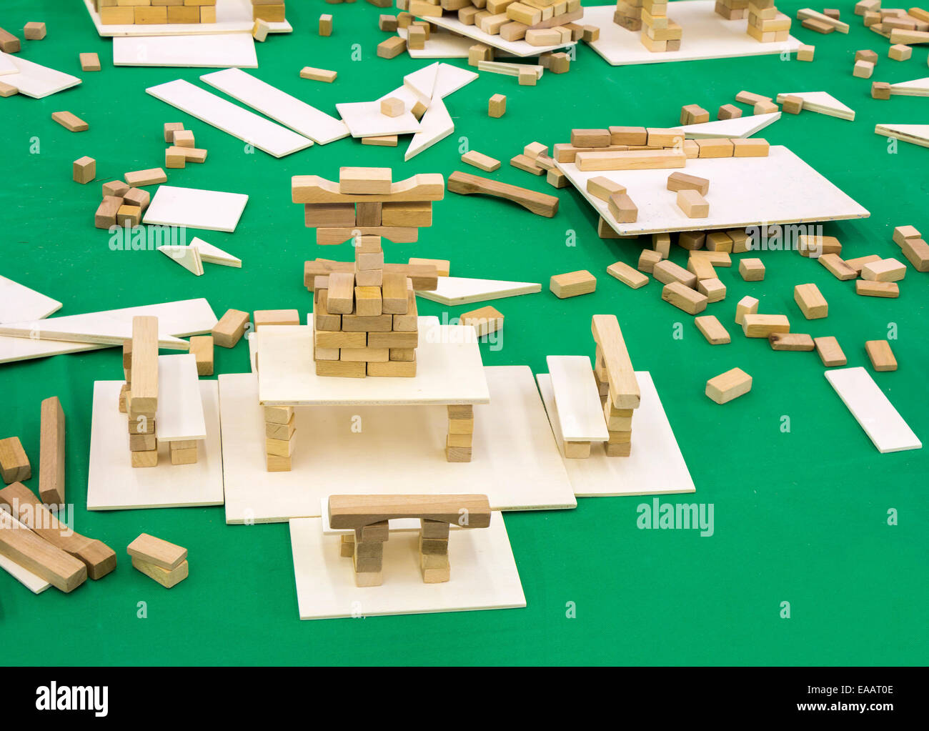 Blocchi di legno, bambini toy impostato su uno sfondo verde Foto Stock