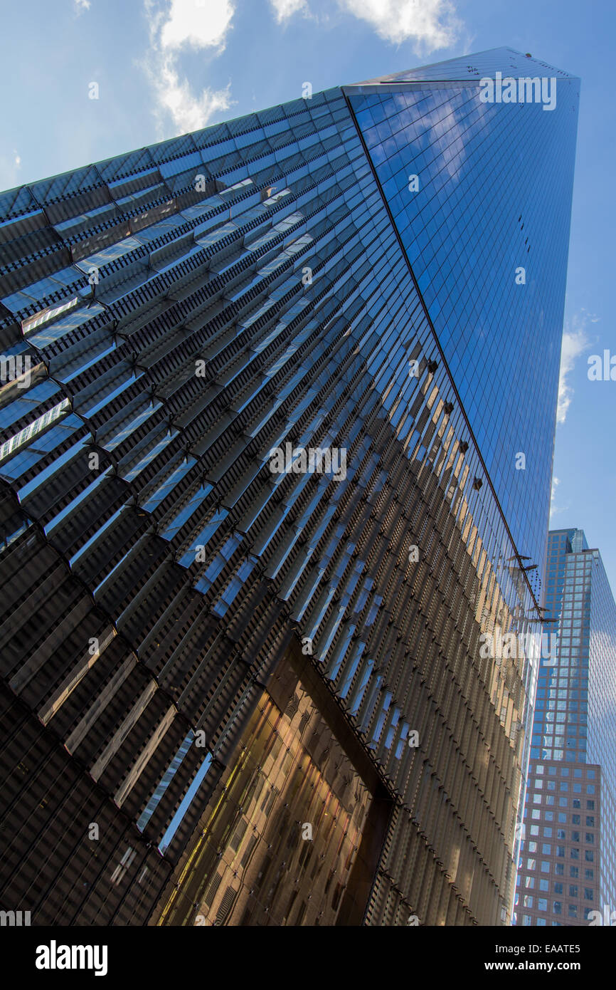 One world trade centre guardando verso l'alto in corrispondenza di un angolo acuto in una giornata di sole Foto Stock