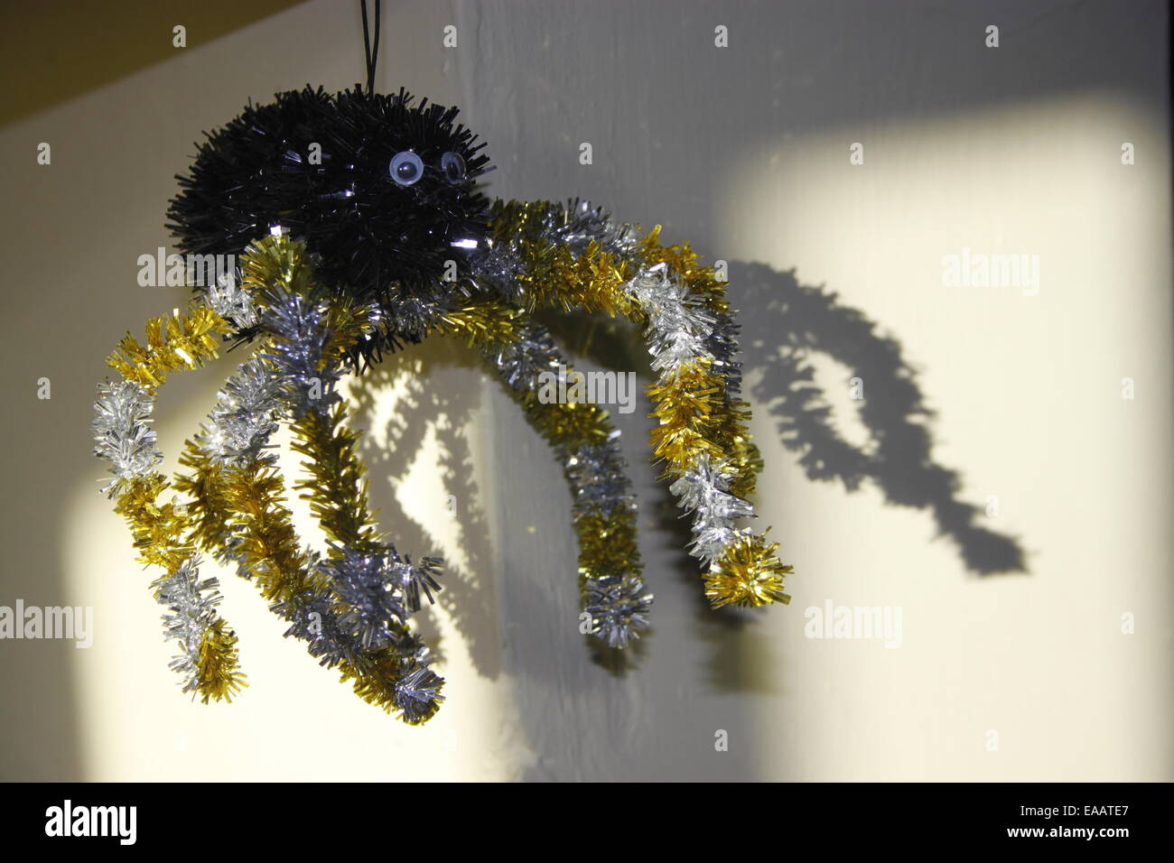 Toy scary spider gambe pelose ombre sulla parete. halloween, inquietante. Foto Stock