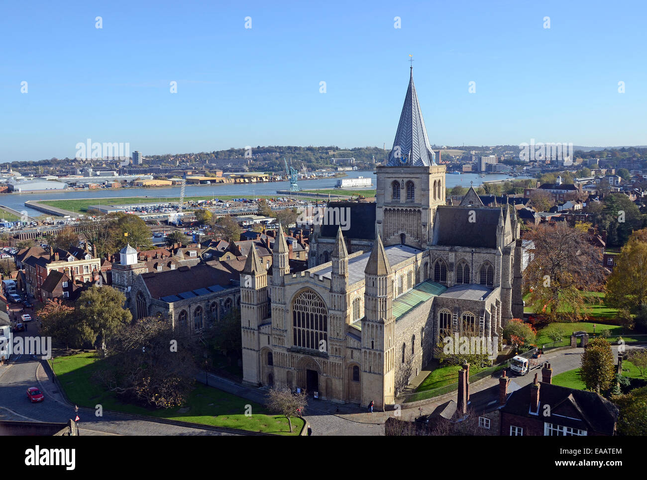 Rochester Cathedral, con il fiume Medway in background. Foto Stock