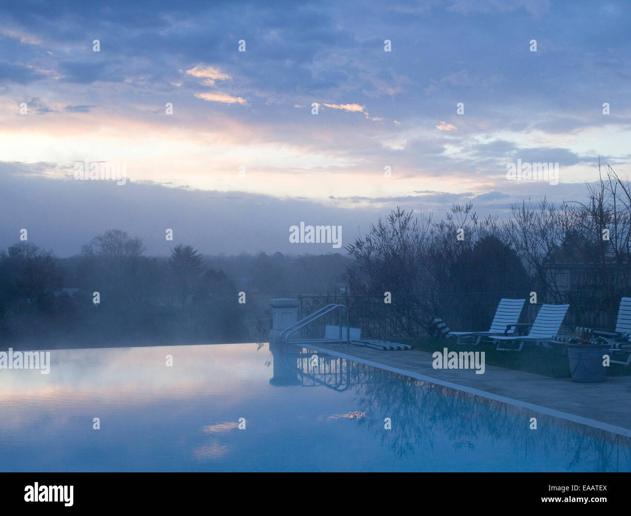 La piscina e la nebbia di mattina presto Foto Stock