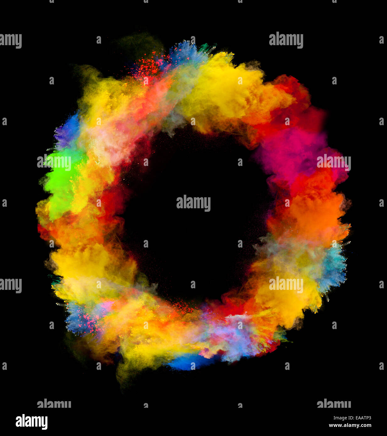 Bloccare il movimento della polvere colorata in forma rotonda isolata su sfondo nero Foto Stock