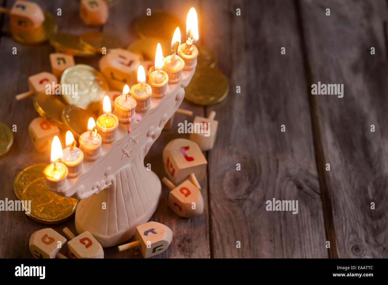 Festa ebraica hannukah simboli - menorah e dreidels in legno. Copia di sfondo spazio. Foto Stock
