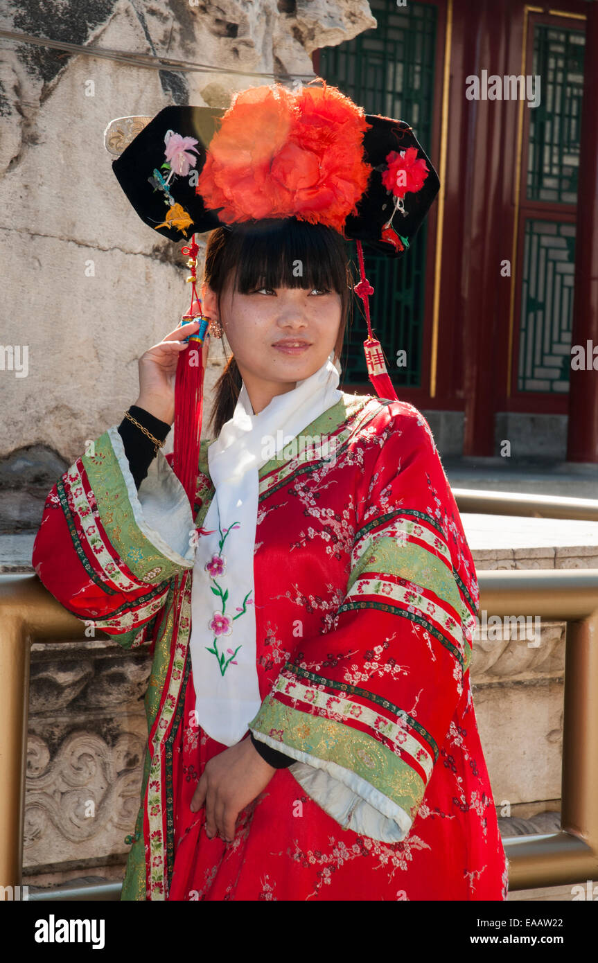 Ragazza cinese in posa in costume di corte presso il Palazzo Estivo, Pechino Foto Stock