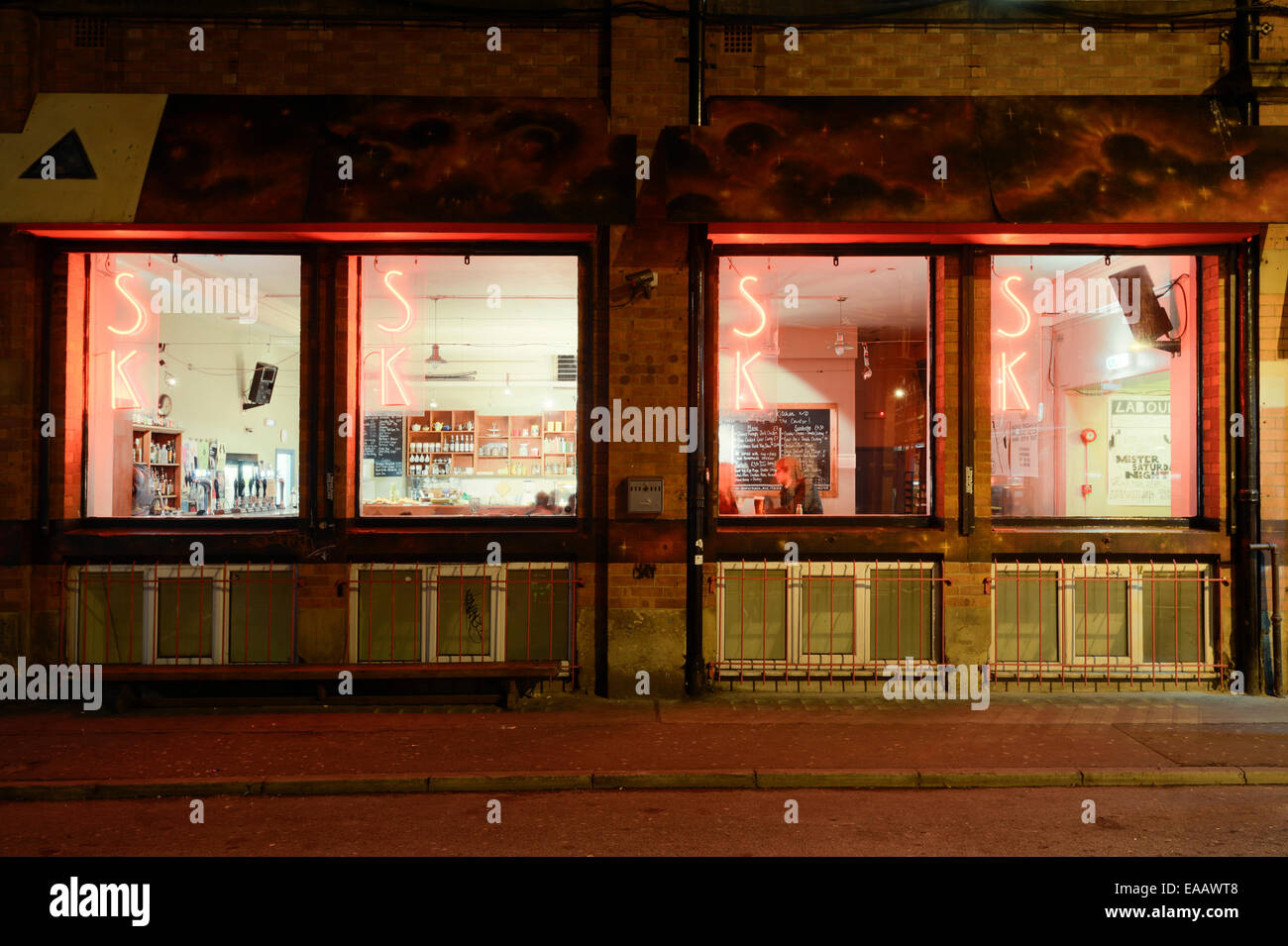 Soup Kitchen Bar situato su Spear Street vicino a Stephenson Square nel quartiere settentrionale di Manchester a notte. Foto Stock