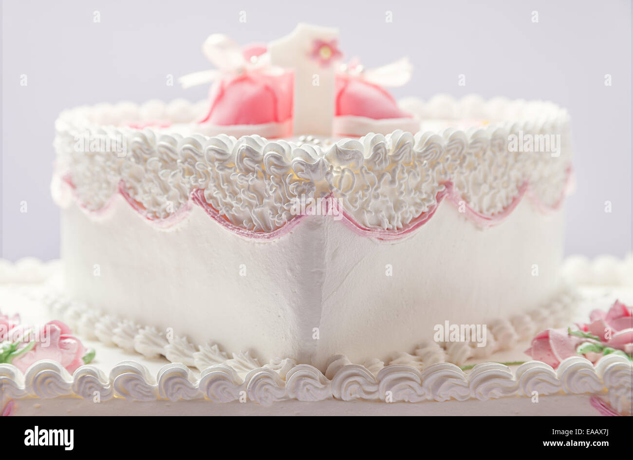 Dettagli di una torta di compleanno per bambina, numero uno e dolce zucchero scarpe sulla parte superiore. Foto Stock