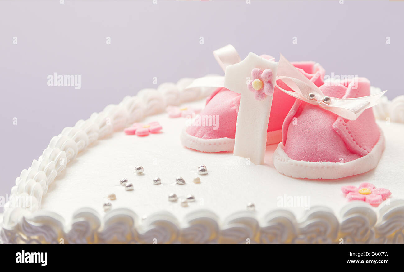 Dettagli di una torta di compleanno per bambina, numero uno e dolce zucchero scarpe sulla parte superiore. Foto Stock
