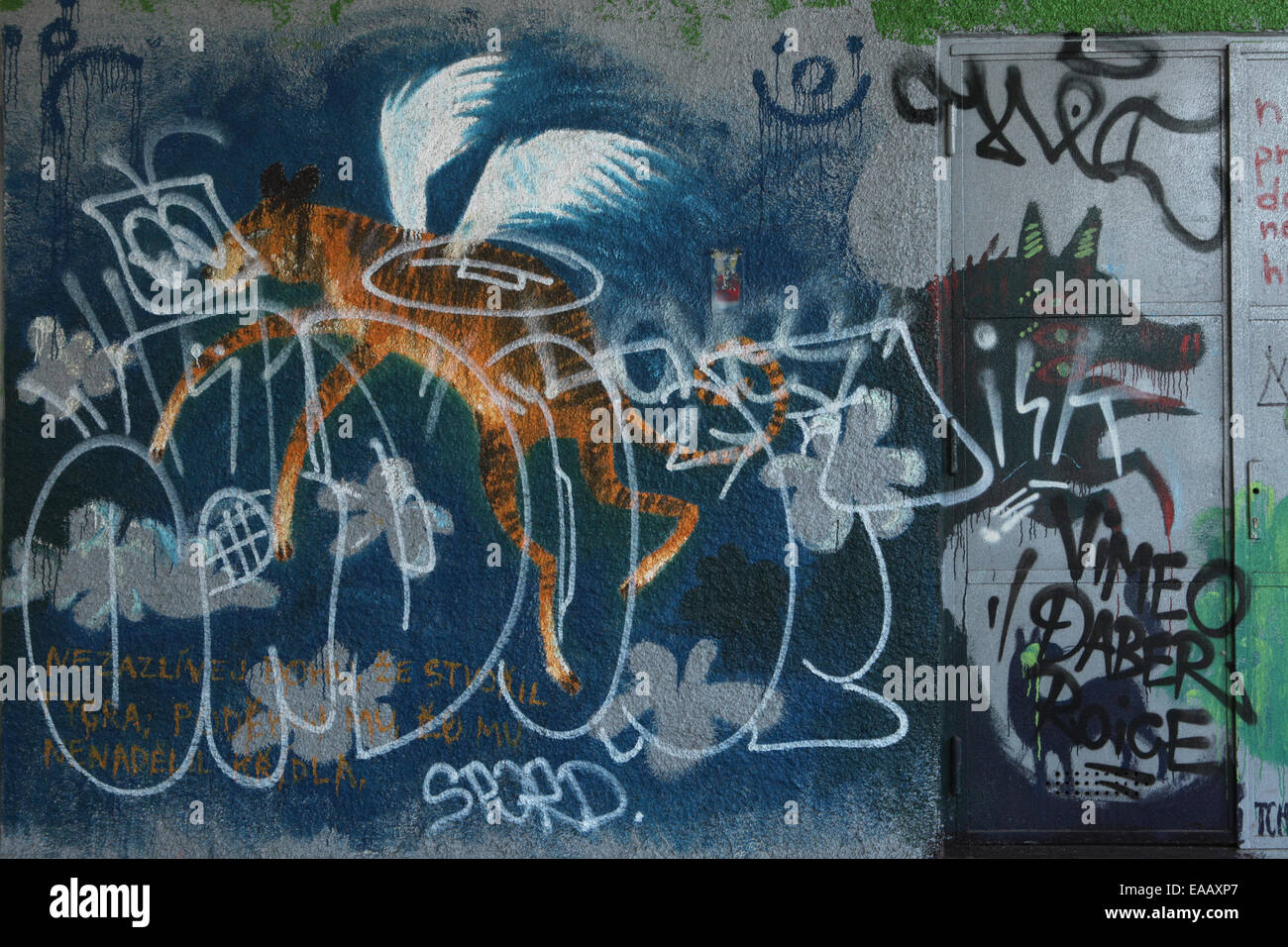 Street graffiti in Karlin del distretto di Praga, Repubblica Ceca. Foto Stock