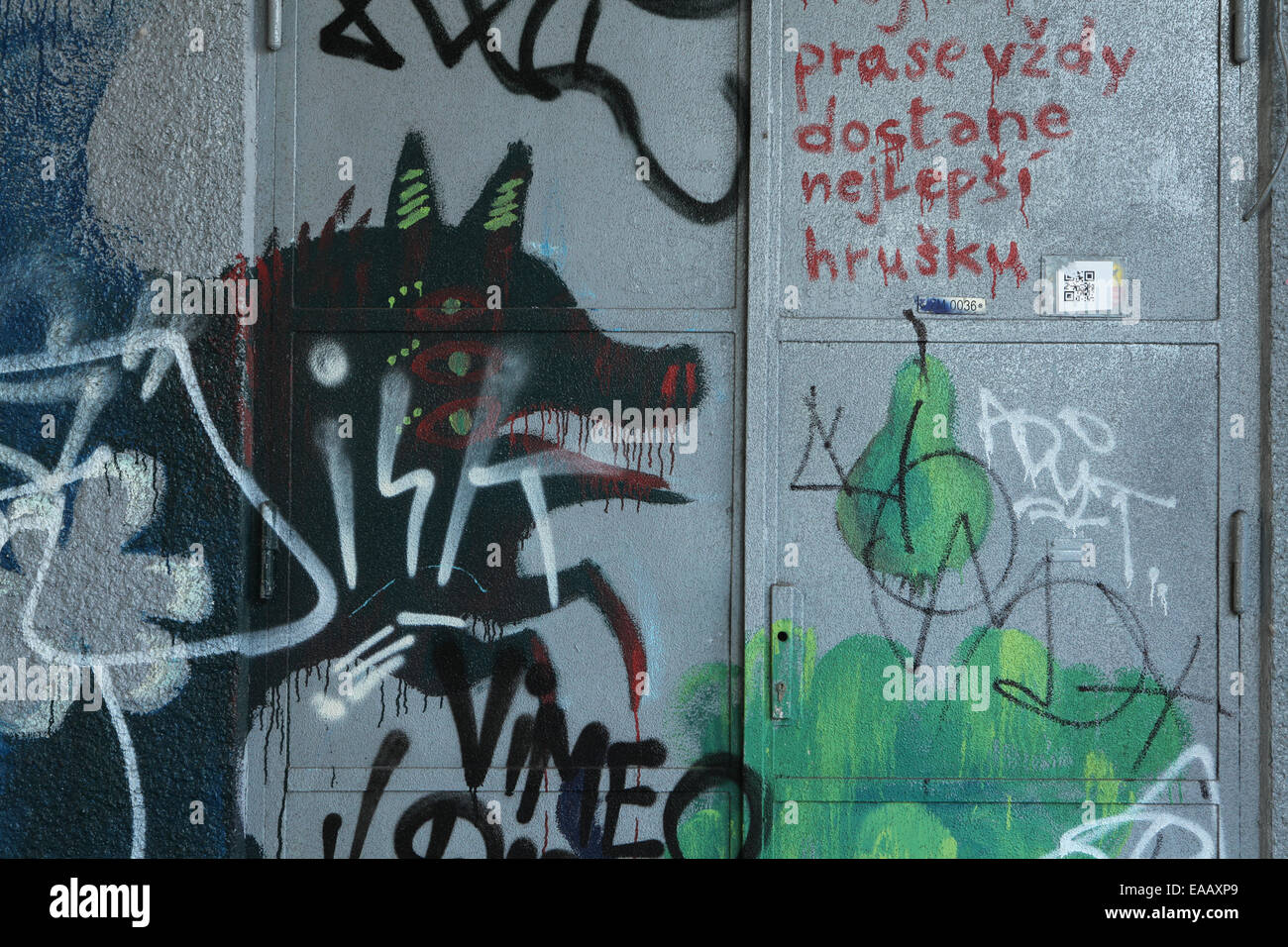 Street graffiti in Karlin del distretto di Praga, Repubblica Ceca. Foto Stock