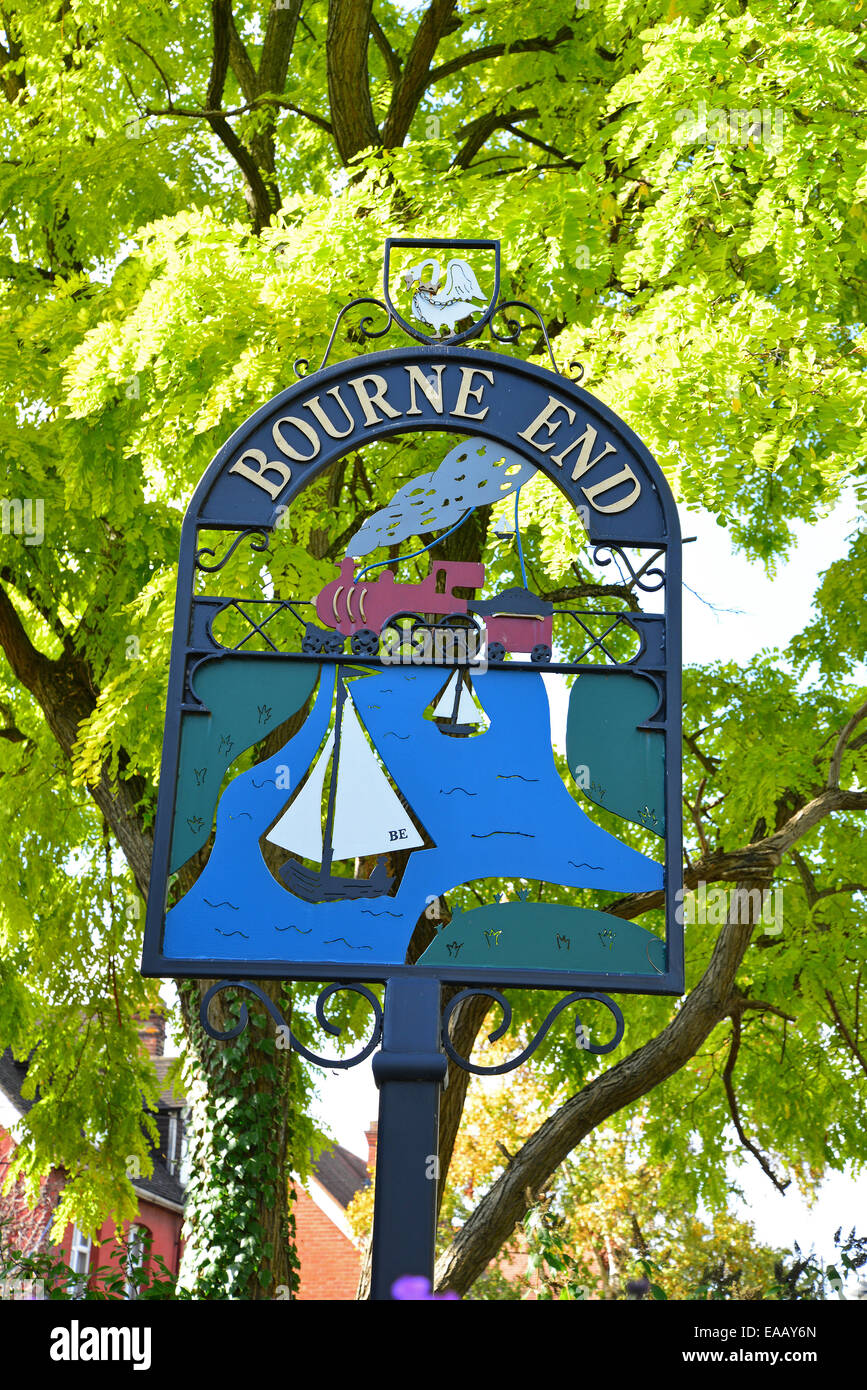 Segno di villaggio, la sfilata, Bourne End, Buckinghamshire, Inghilterra, Regno Unito Foto Stock