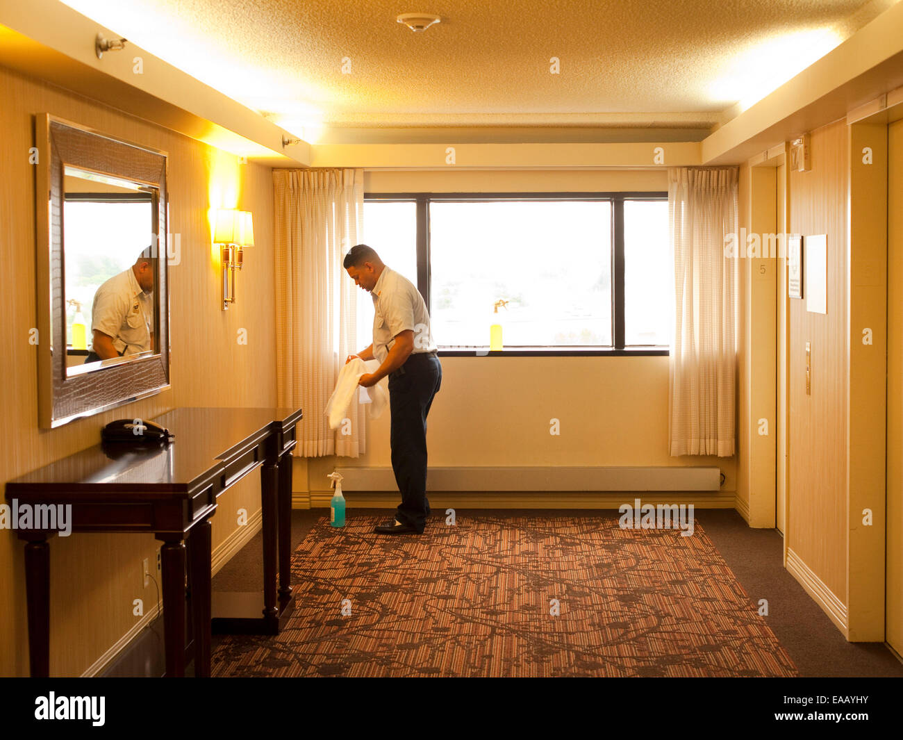 Uomo di pulizia della finestra di hotel Foto Stock