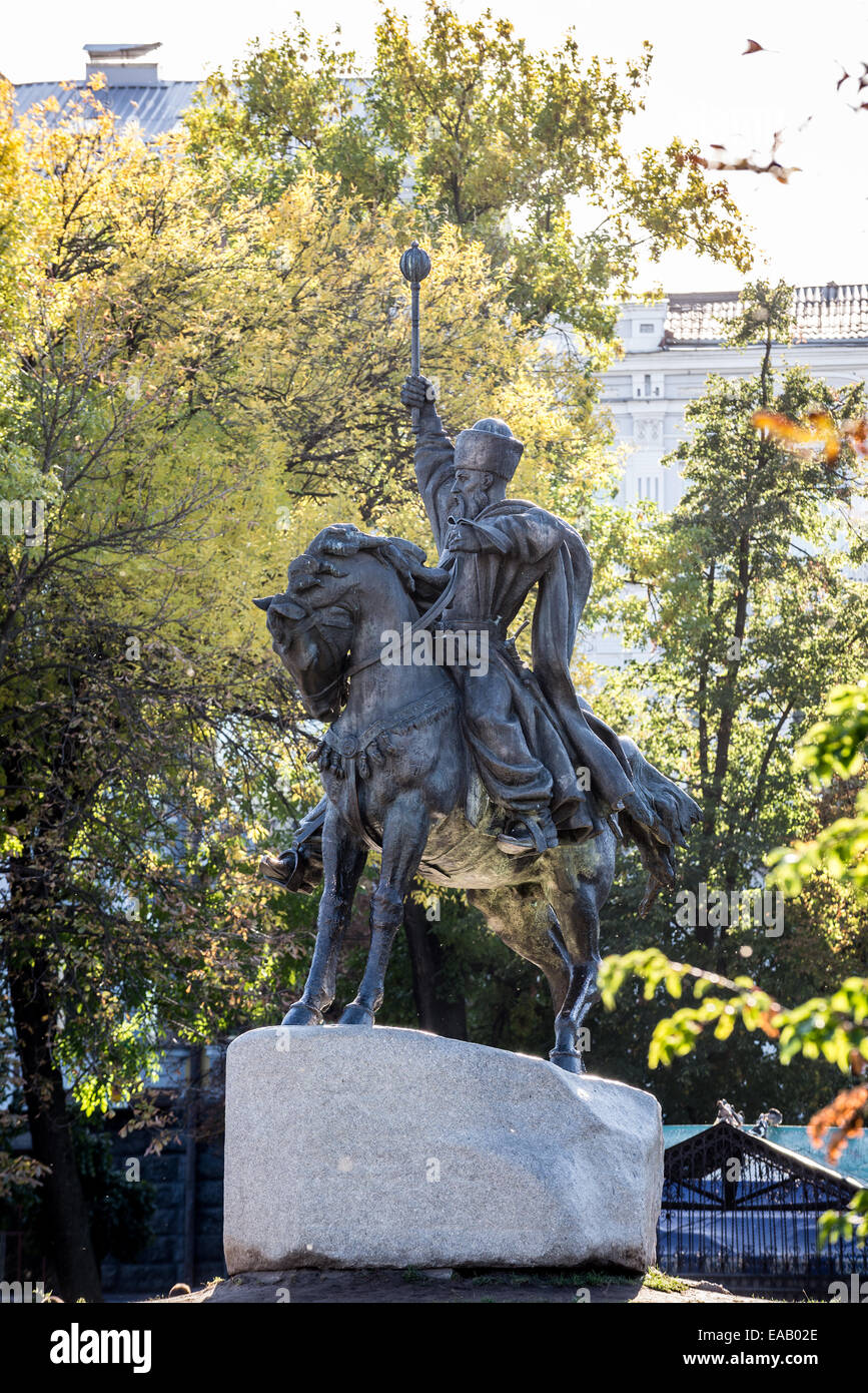 Un monumento di Petro Konashevych-Sahaidachny, Hetman di ucraini cosacchi Zaporozhian sulla piazza Kontraktova a Kiev, Ucraina Foto Stock