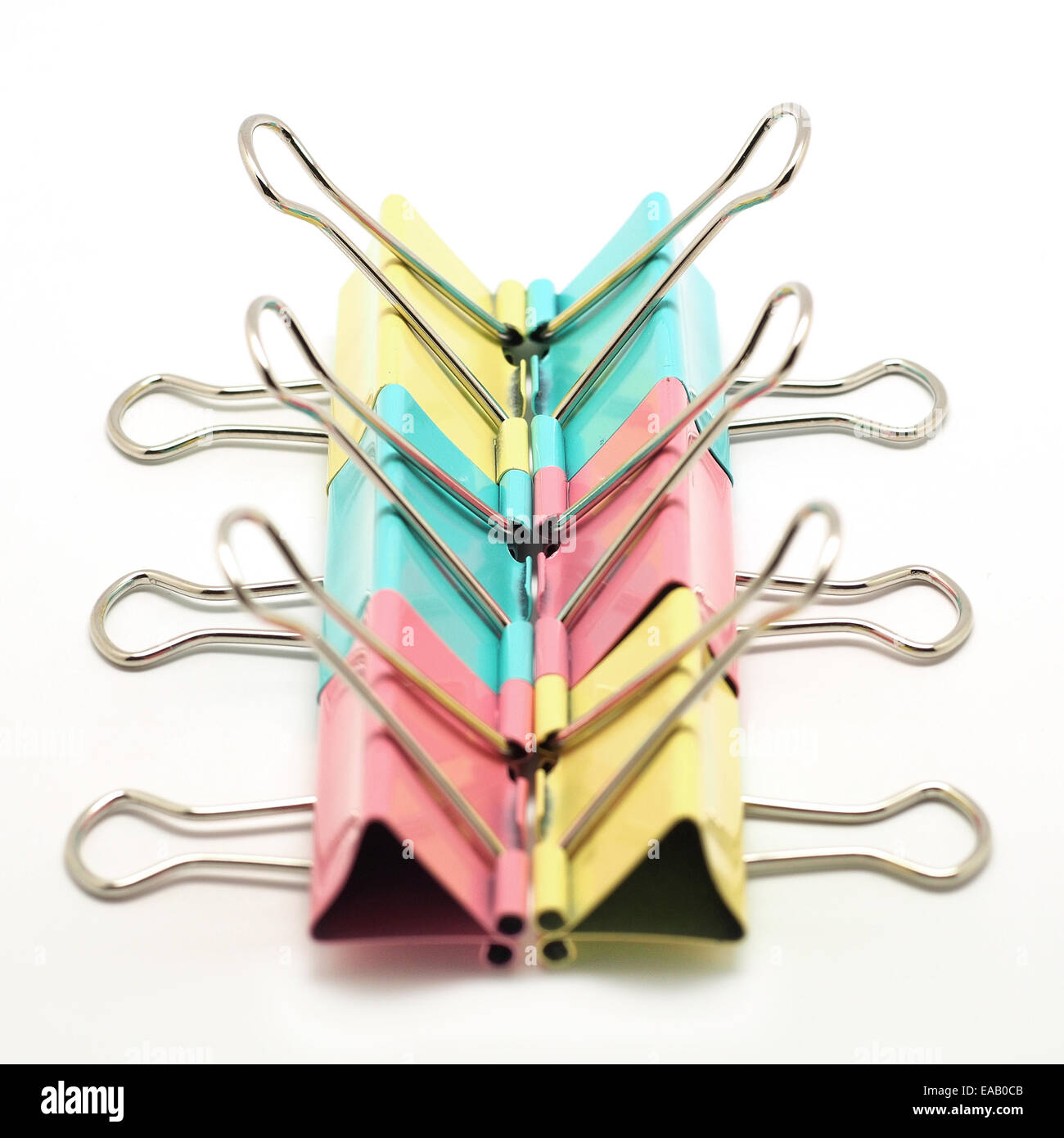 Legante colorata clip isolati su sfondo bianco Foto Stock