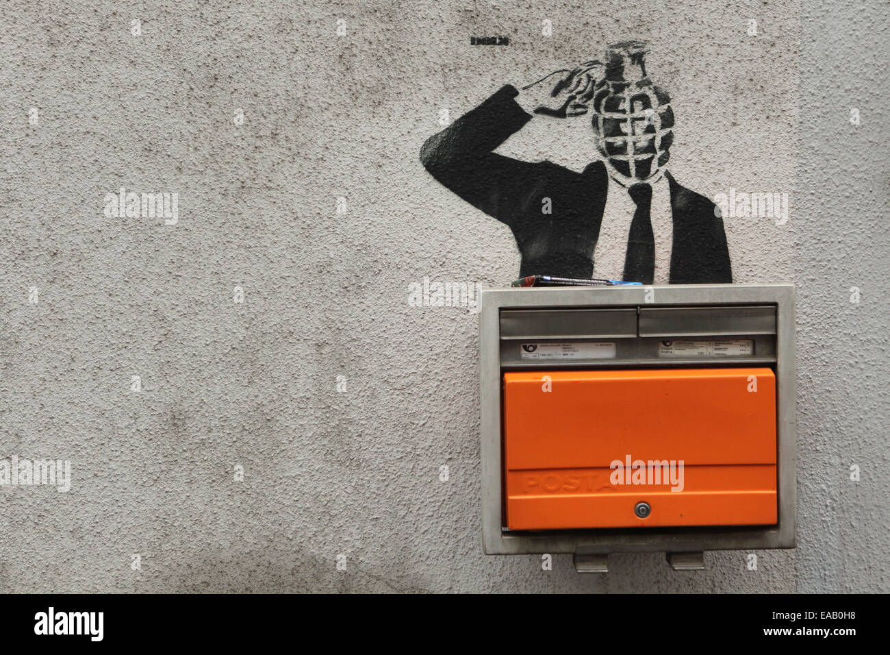 Granata con testa di soffiaggio di persona la sua testa rappresentata in una strada graffiti accanto a una cassetta delle lettere a Praga, Repubblica Ceca. Foto Stock