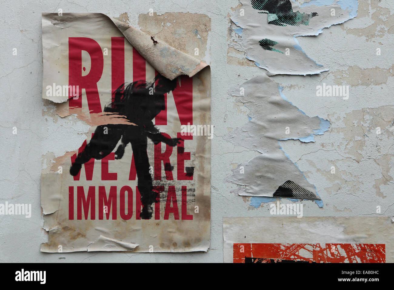 Poster "Run, siamo immortali" su un muro nel quartiere di Mala Strana di Praga, Repubblica Ceca. Foto Stock