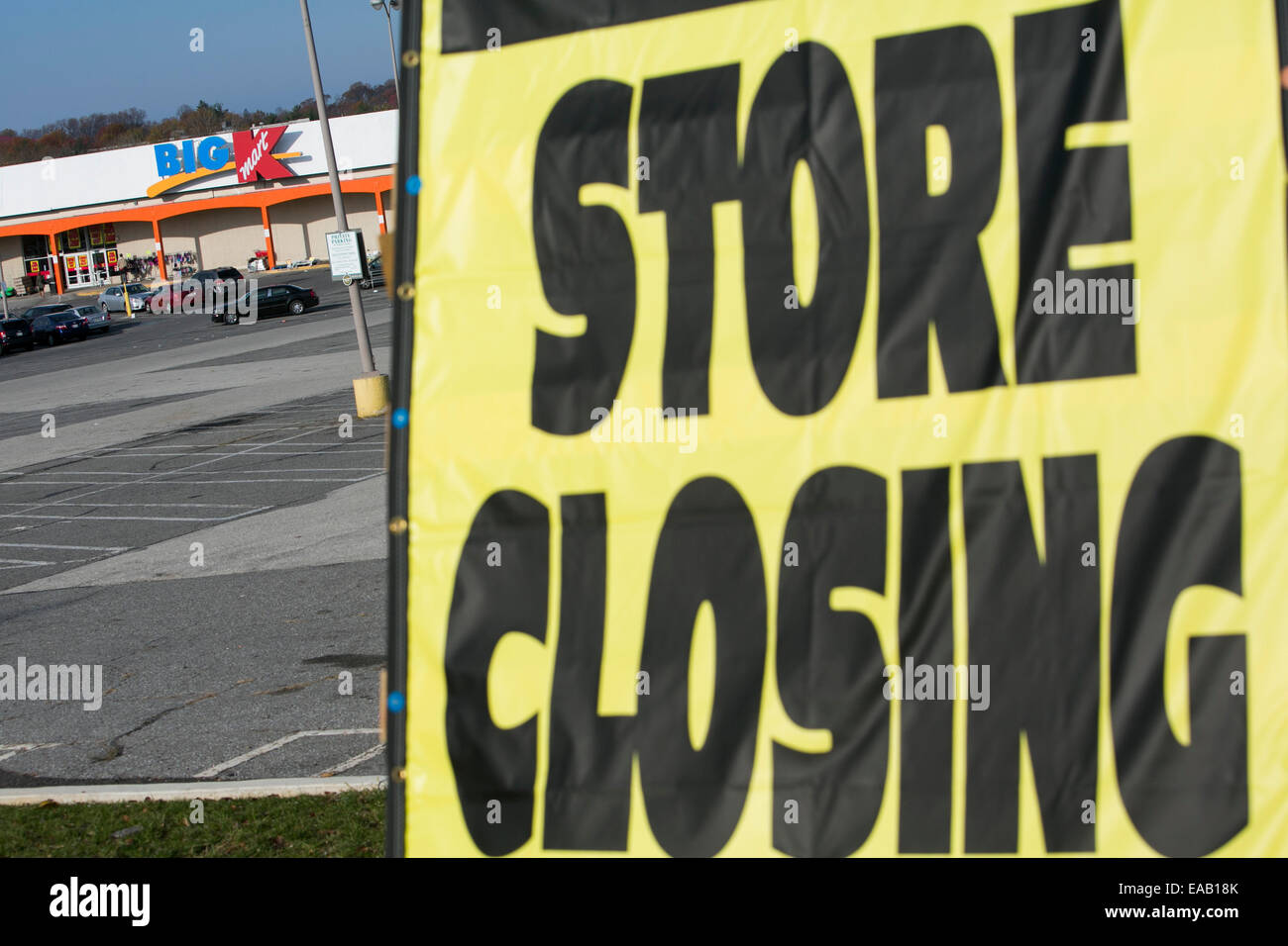 Un Kmart store con un 'Store chiusura di vendita " banner a Baltimora, Maryland il 9 novembre 2014. Sears Holdings, Inc. il pa Foto Stock