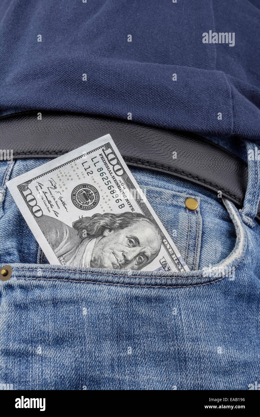 US Dollar nota nella tasca frontale di un paio di jeans blu. (100 USD nota) Foto Stock