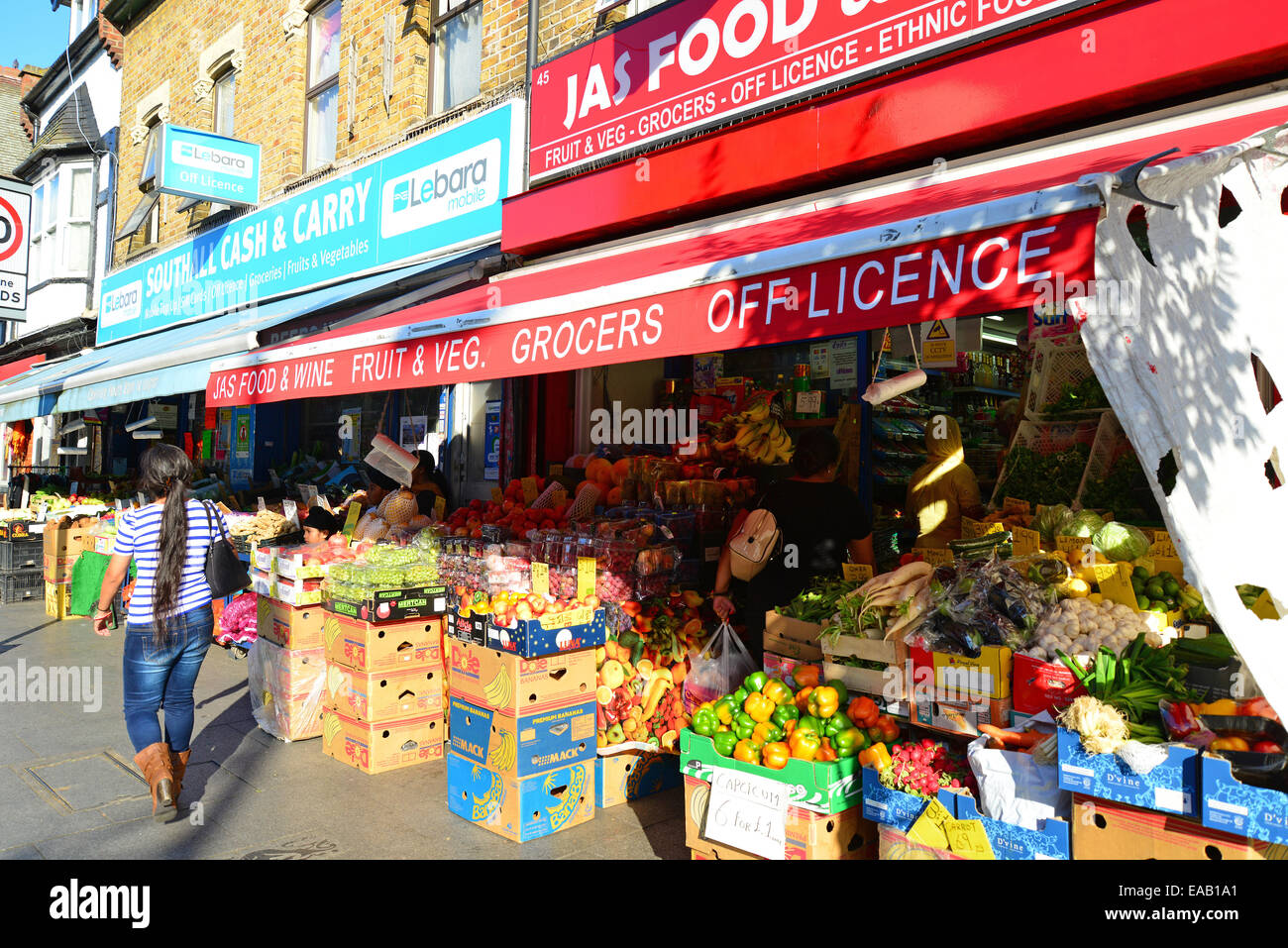 La frutta e la verdura vetrine dei negozi di King Street, Southall, London Borough of Ealing, Greater London, England, Regno Unito Foto Stock