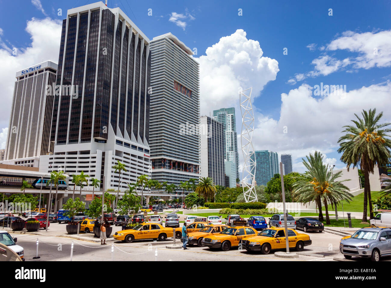 Miami Florida, Biscayne Boulevard, Wall, Bayfront Park, alto edificio, edifici di uffici condomini, taxi taxi taxi taxi taxi taxi taxi, FL140808077 Foto Stock