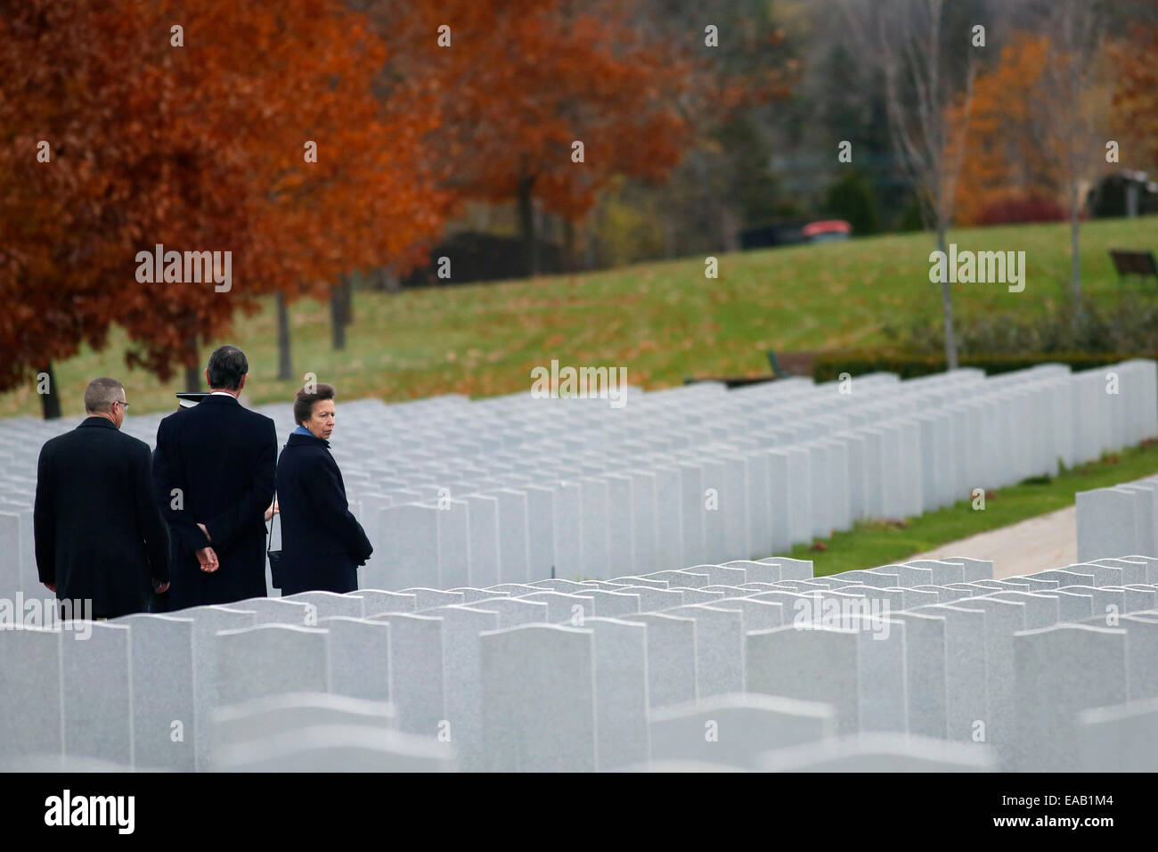 Ottawa. Decimo Nov, 2014. British Princess Anne Elizabeth Alice Louise (1R) visite nazionale cimitero militare come parte di una tre giorni di tour della regione della capitale nazionale di Ottawa in Canada il 9 novembre 10, 2014. Credito: David Kawai/Xinhua/Alamy Live News Foto Stock