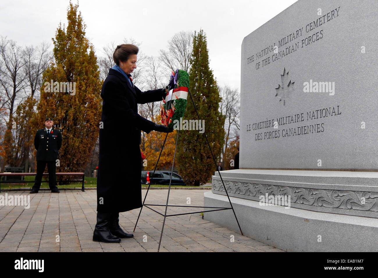 Ottawa. Decimo Nov, 2014. British Princess Anne Elizabeth Alice Louise deposto una corona di fiori alla Nazionale cimitero militare come parte di una tre giorni di tour della regione della capitale nazionale di Ottawa in Canada il 9 novembre 10, 2014. Credito: David Kawai/Xinhua/Alamy Live News Foto Stock