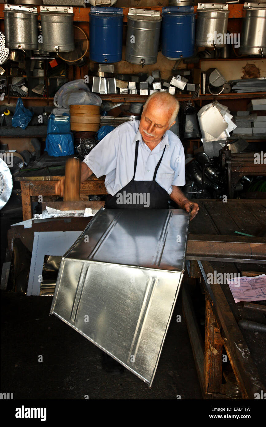 Il sig. Dionysis Petropoulos, 82 anni, lavorando per 56 anni nello stesso negozio di Pyrgos, Ileia, Peloponneso e Grecia. Foto Stock
