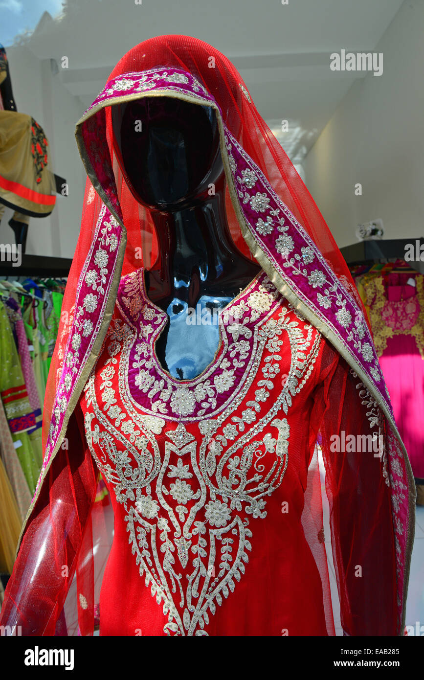 Donna di sari in vetrina, Western Road, Southall, London Borough of Ealing, Greater London, England, Regno Unito Foto Stock