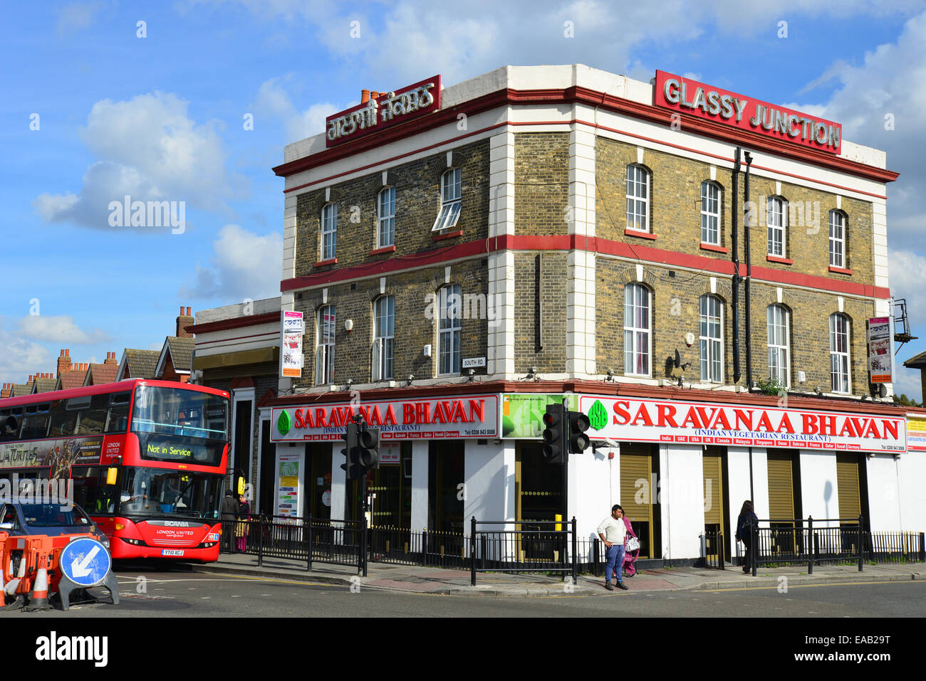 La giunzione vetroso edificio, South Street, Southall, London Borough of Ealing, Greater London, England, Regno Unito Foto Stock